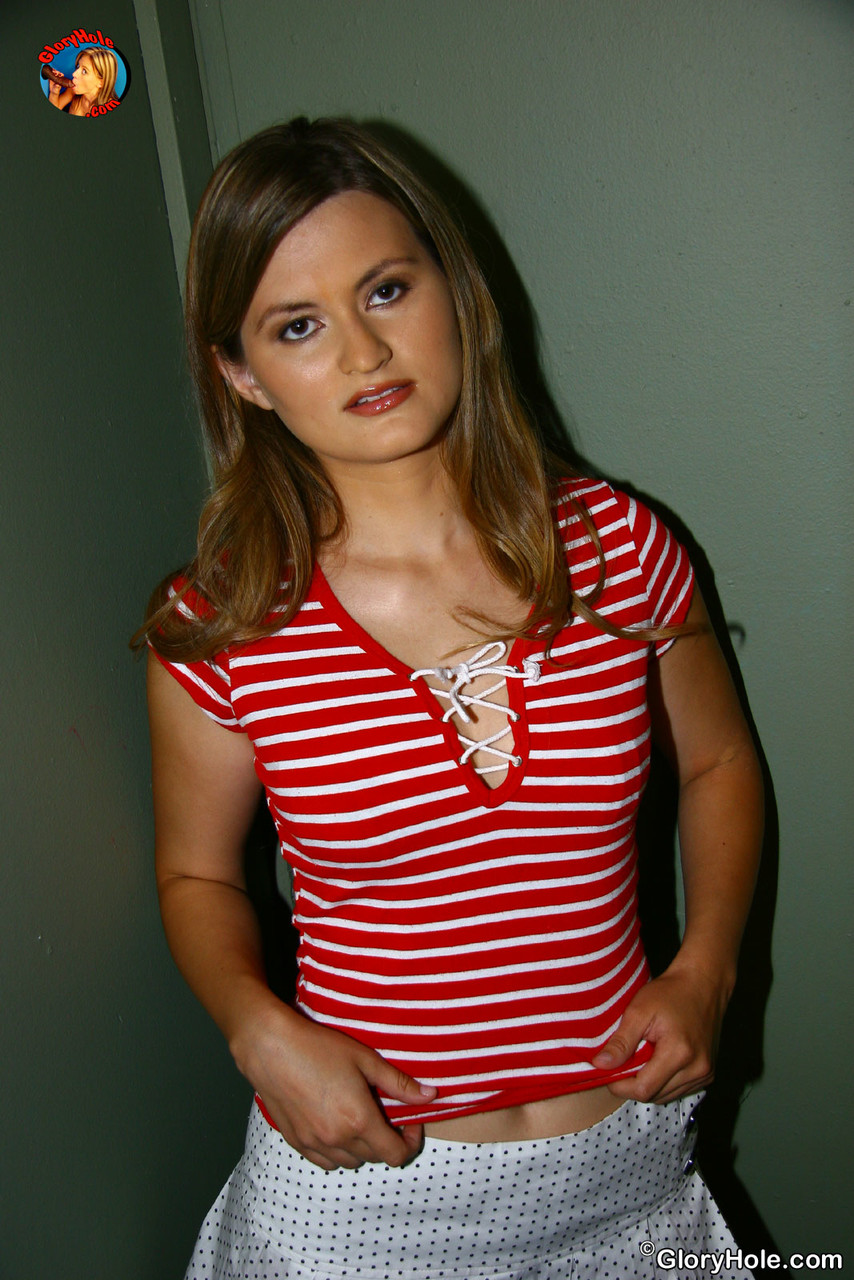 Adorable Amateur Reggie Burnett Se Desviste Y Chupa Un Consolador Negro De Agujero De Gloria