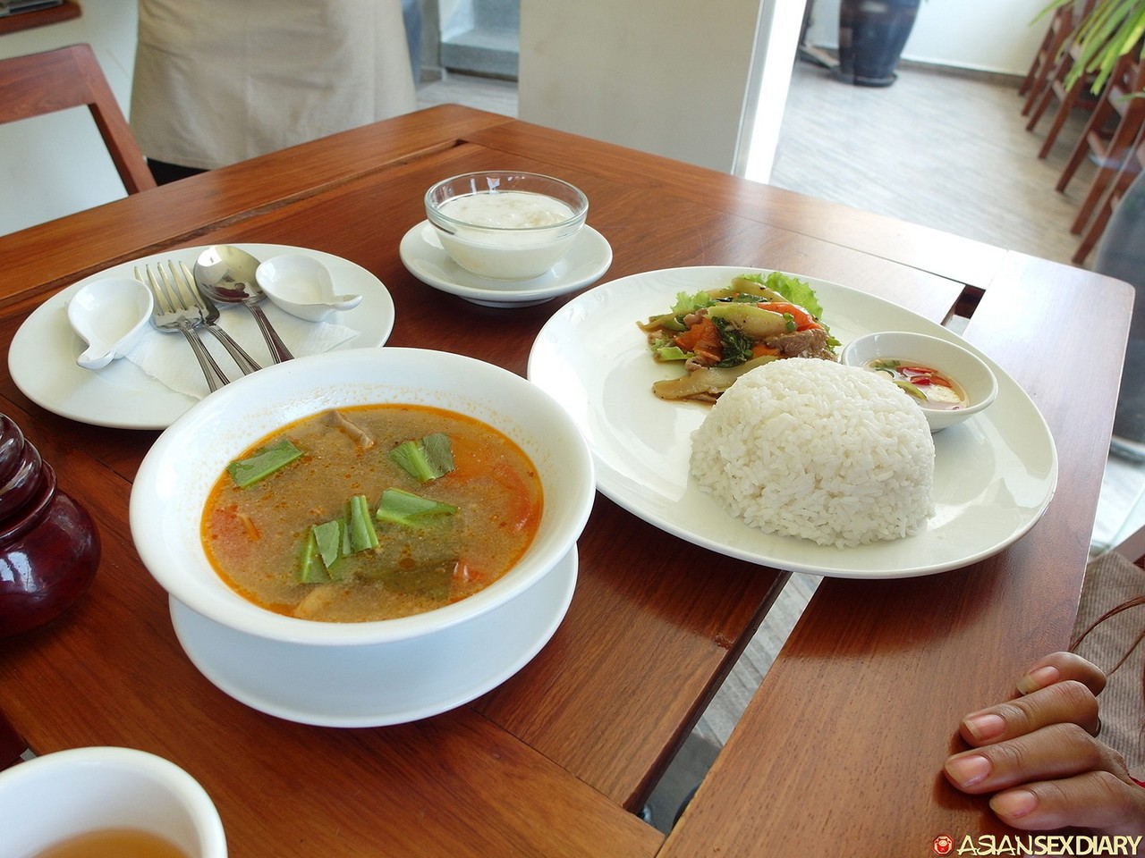 الآسيوية الصغيرة آري تنهي يومها الخارجي بجنس قوي من وجهة نظر أولى