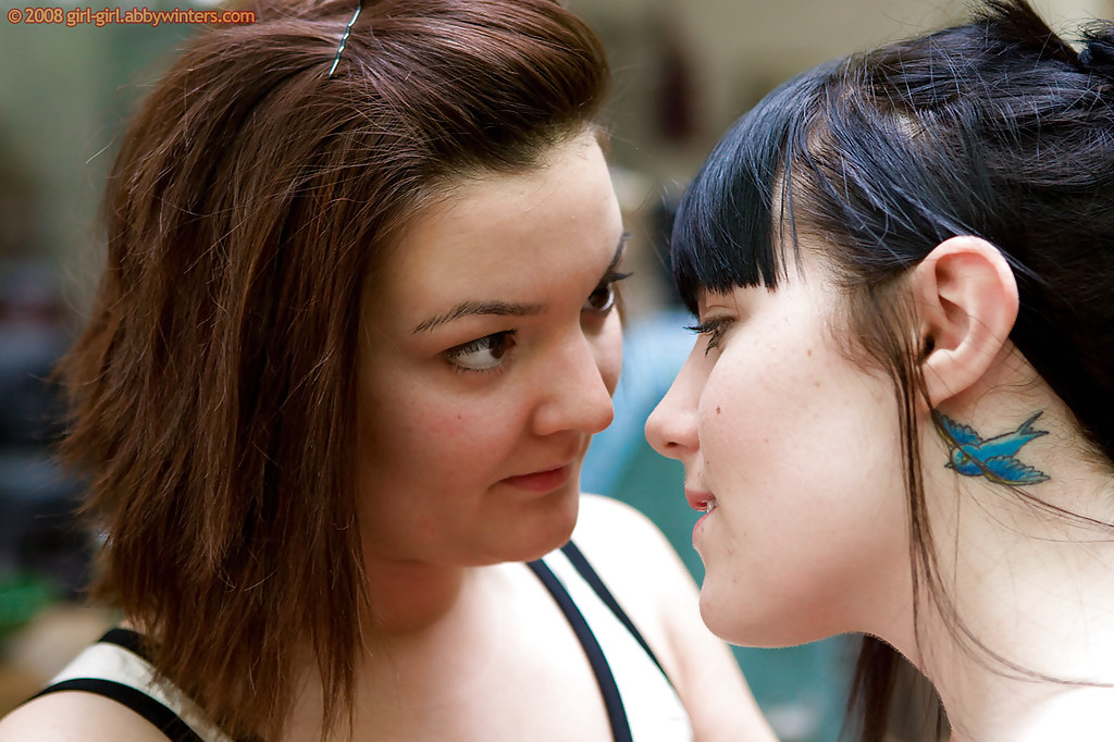 الطالبات المثليات كاسي وكيلين يشاركان قبلة عميقة باللسان في الهواء الطلق