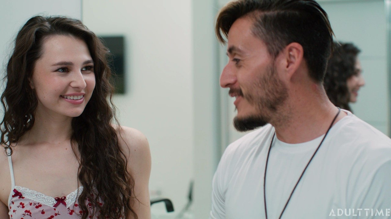 性感女同性恋Sinn Sage和Liz Jordan互相舔舐并做剪刀姿势