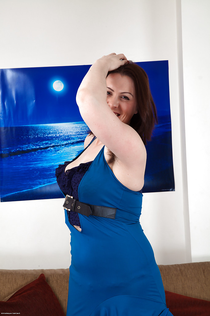 アマチュアのスラットジェンナブルックが彼女の毛深いマンコを挑発する