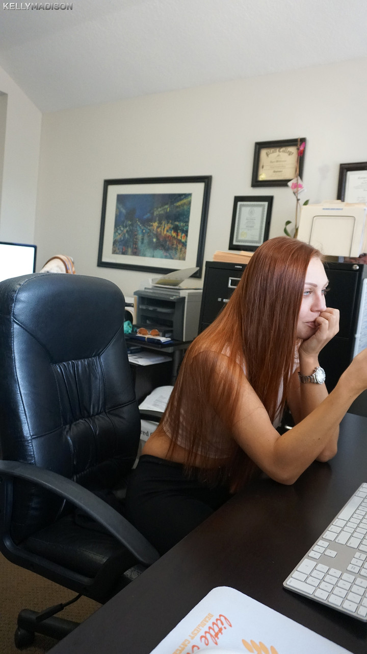 ओर्नेला मॉर्गन, लाल बालों वाली नीली आंखों वाली नर्स गर्म लिंगेरी में यूनिफॉर्म के नीचे