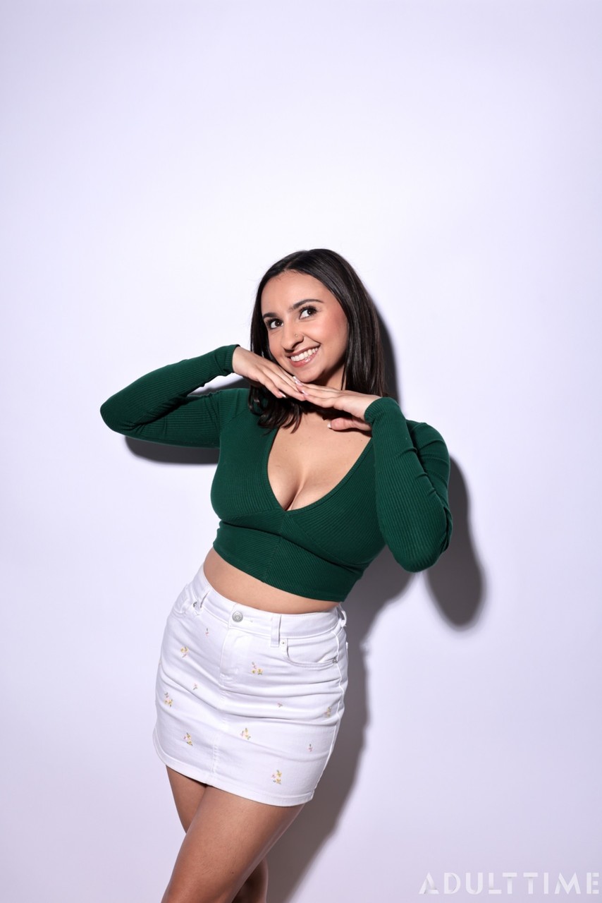 Hailey Rose تتعري وتدلك ثدييها الكبيرين وكسها