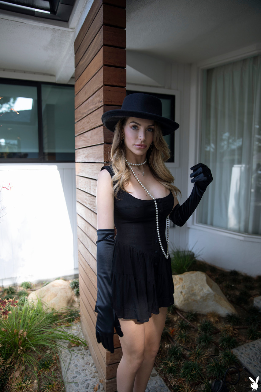 Kimmy Granger 性感寡妇脱衣展示惊人身材