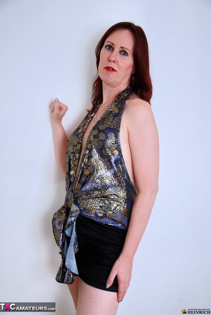 成熟红发女郎穿黑裙高跟为裸体模特首秀脱衣