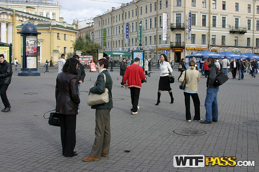 الفتاة الشهوانية لودا ممارسة الجنس العامي من الشرج إلى الفم في المنطقة الصناعية
