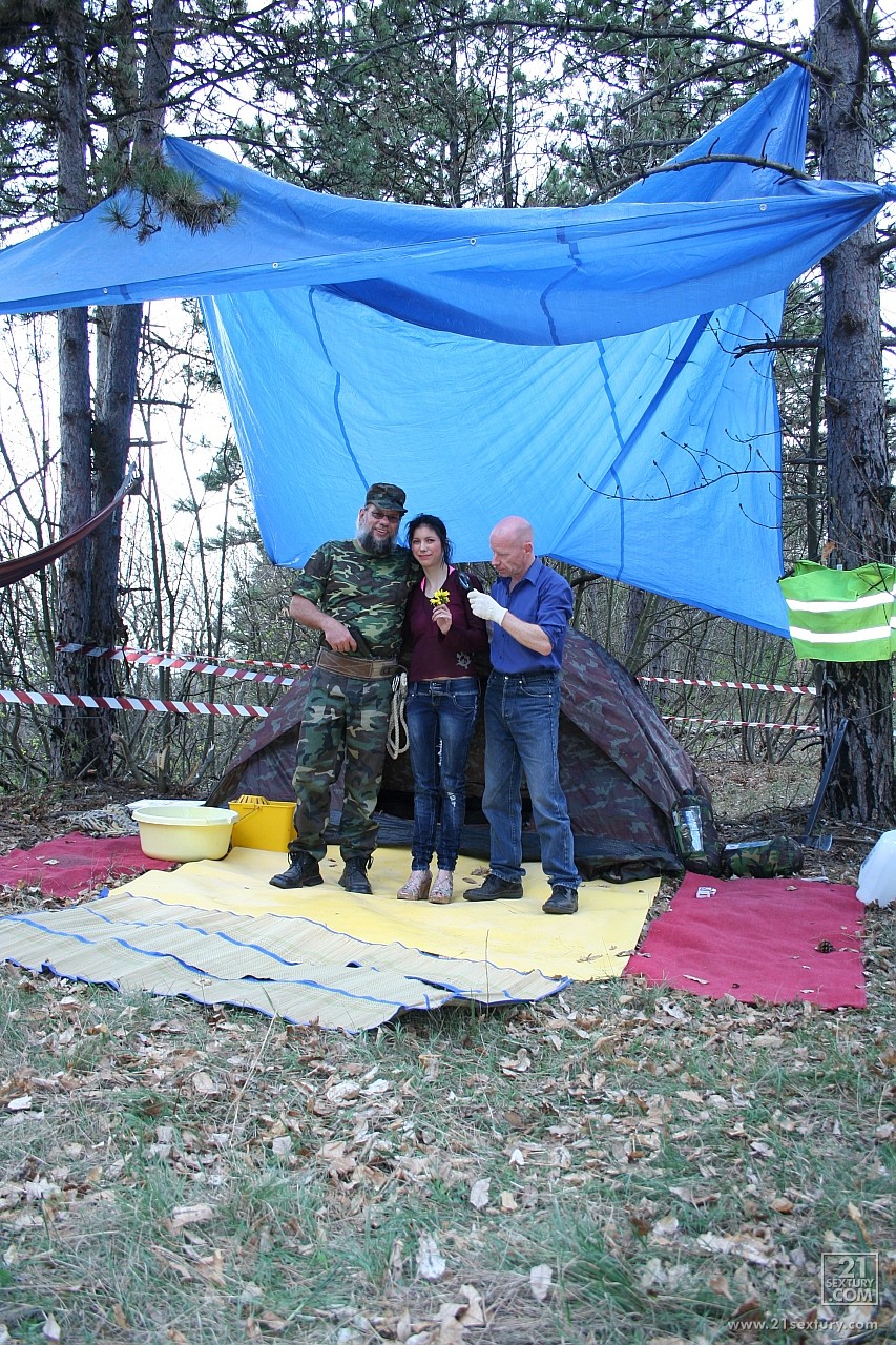 二人の兵士が美しい女性ブリギッタの口に小便をする前にセックスする