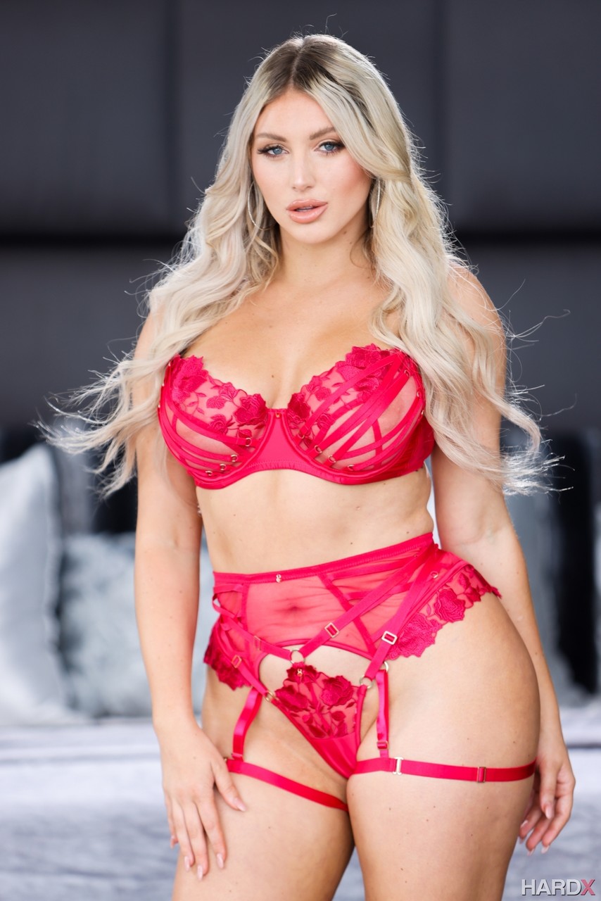 सुनहरे बालों वाली त्रयी सह स्वैप केले गनर और एला रीज़ के साथ