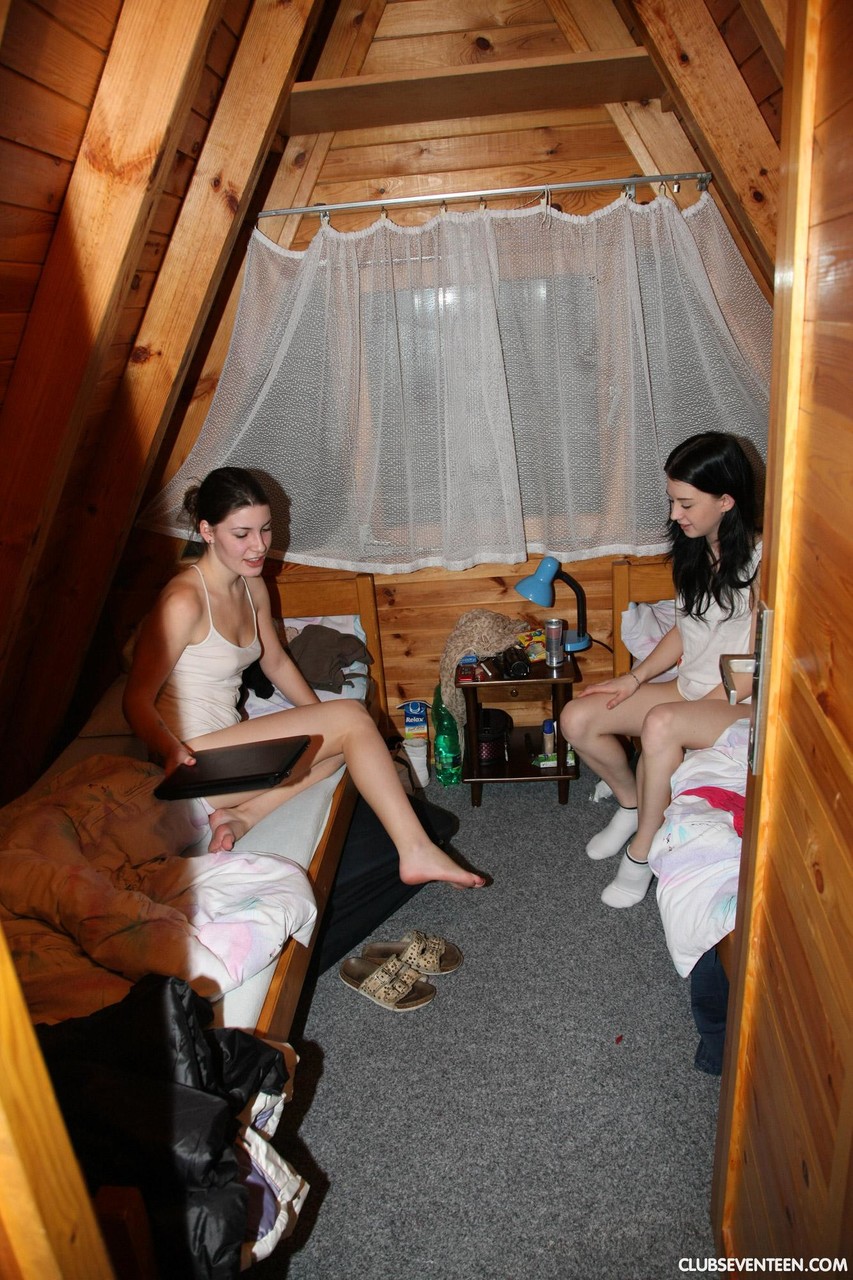 Les Chambreuses Lesbienne Aux Cheveux Sombres Se Frottent Et Mangeant Chacune Le Coochie De LAutre