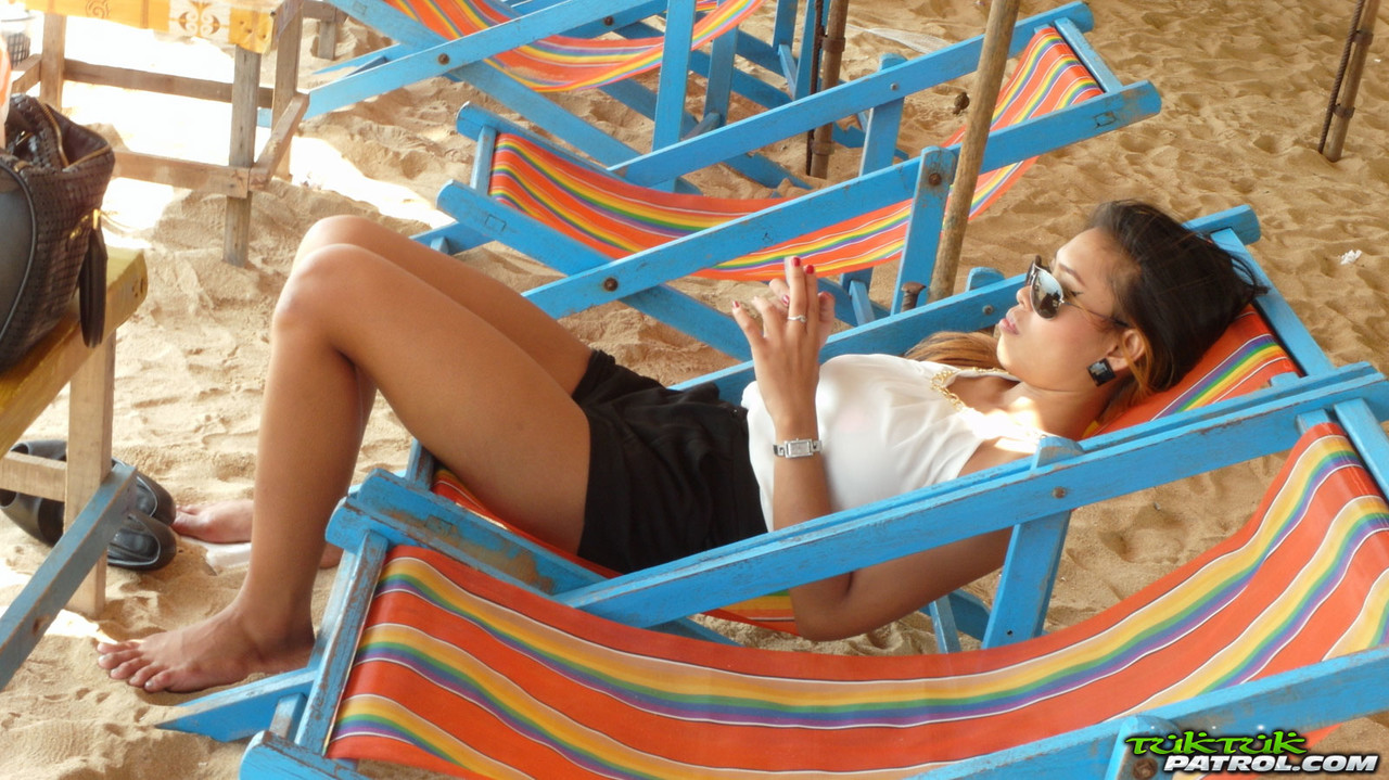 Asiatique Dessin Animé Sexy Montre Corps En Bikini Jaune Et Flash Clitoris