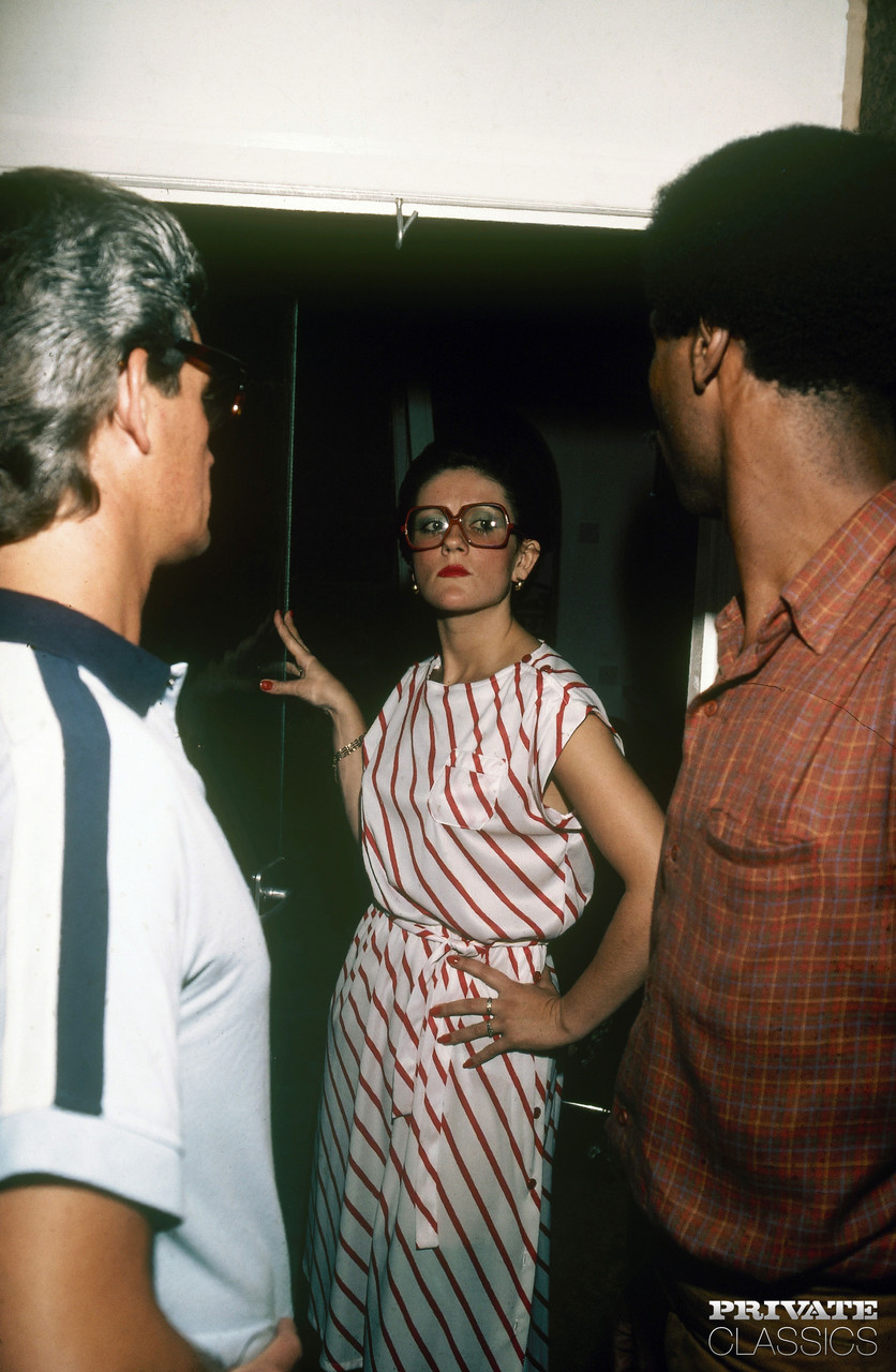 Mmf Três Termina Com Esperma Nos Óculos Para A Morena De Cabelo Curto