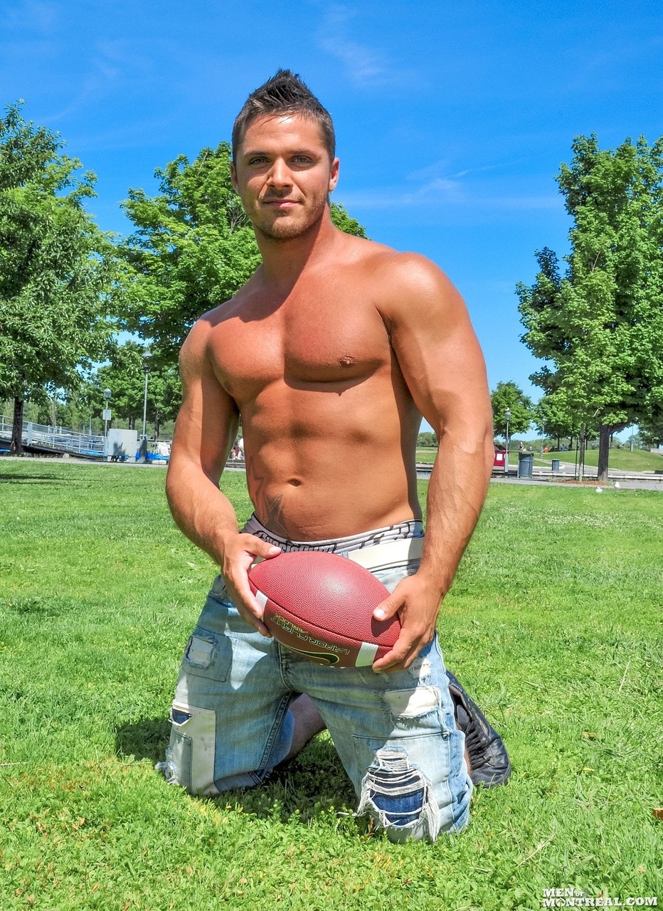 肌肉男同性恋肖恩·巴尔福展示大阴茎和紧致的肛门爱穴