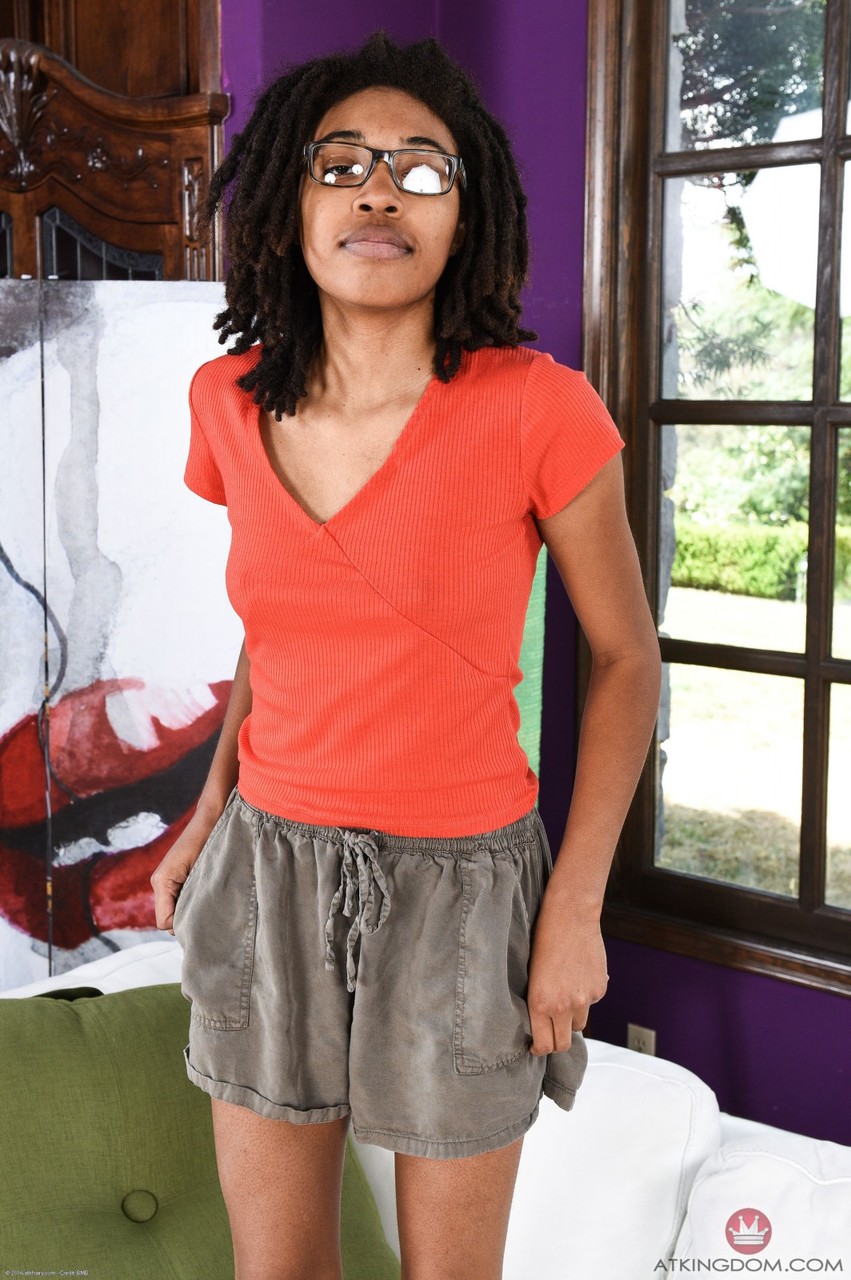 هواية إيبوني أوليفيا جرين مع الدريادز تُظهر chatte شعرية قريبة