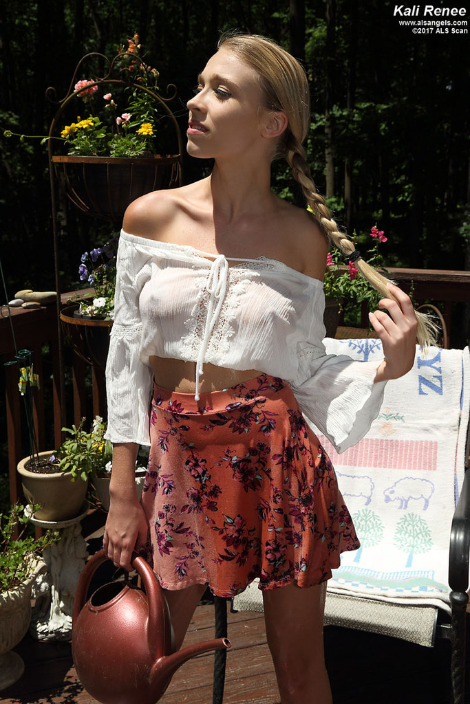 天真白金发卡莉蕾妮在甲板上用浇水壶填满她的小穴