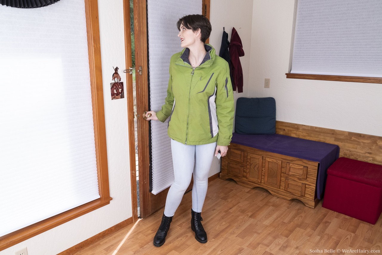 الهاوية سوشا بيل تتعري وتفرك كسها المشعر