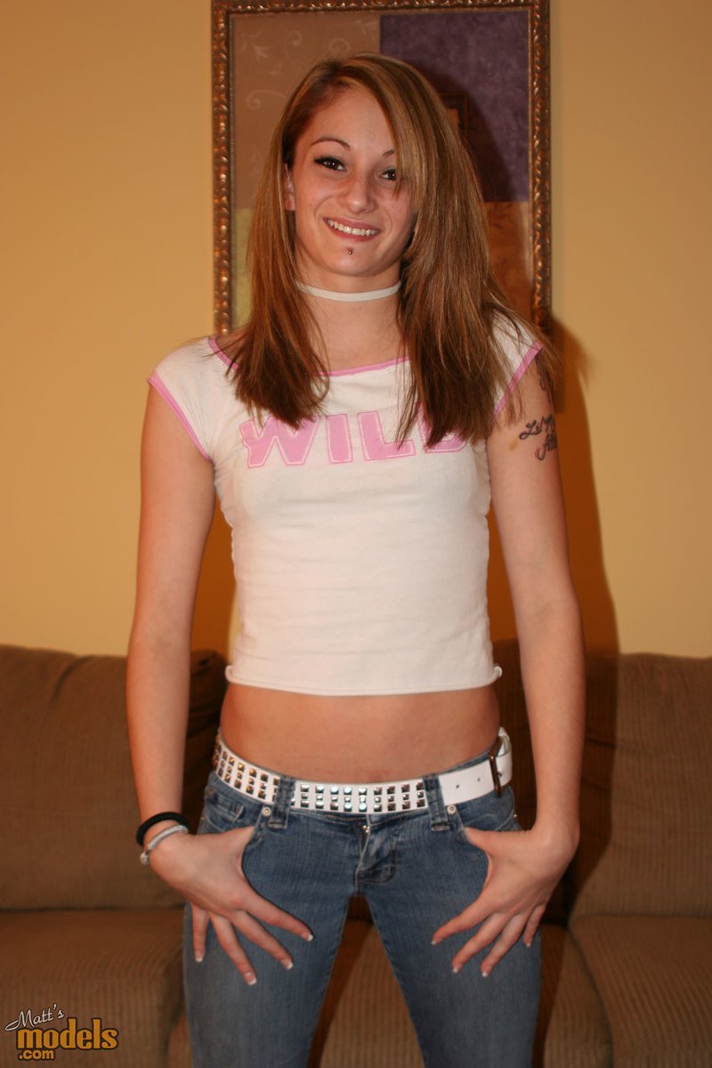 小巧的业余演员Leo脱掉衣服展示她紧实的屁股和剃光的阴道