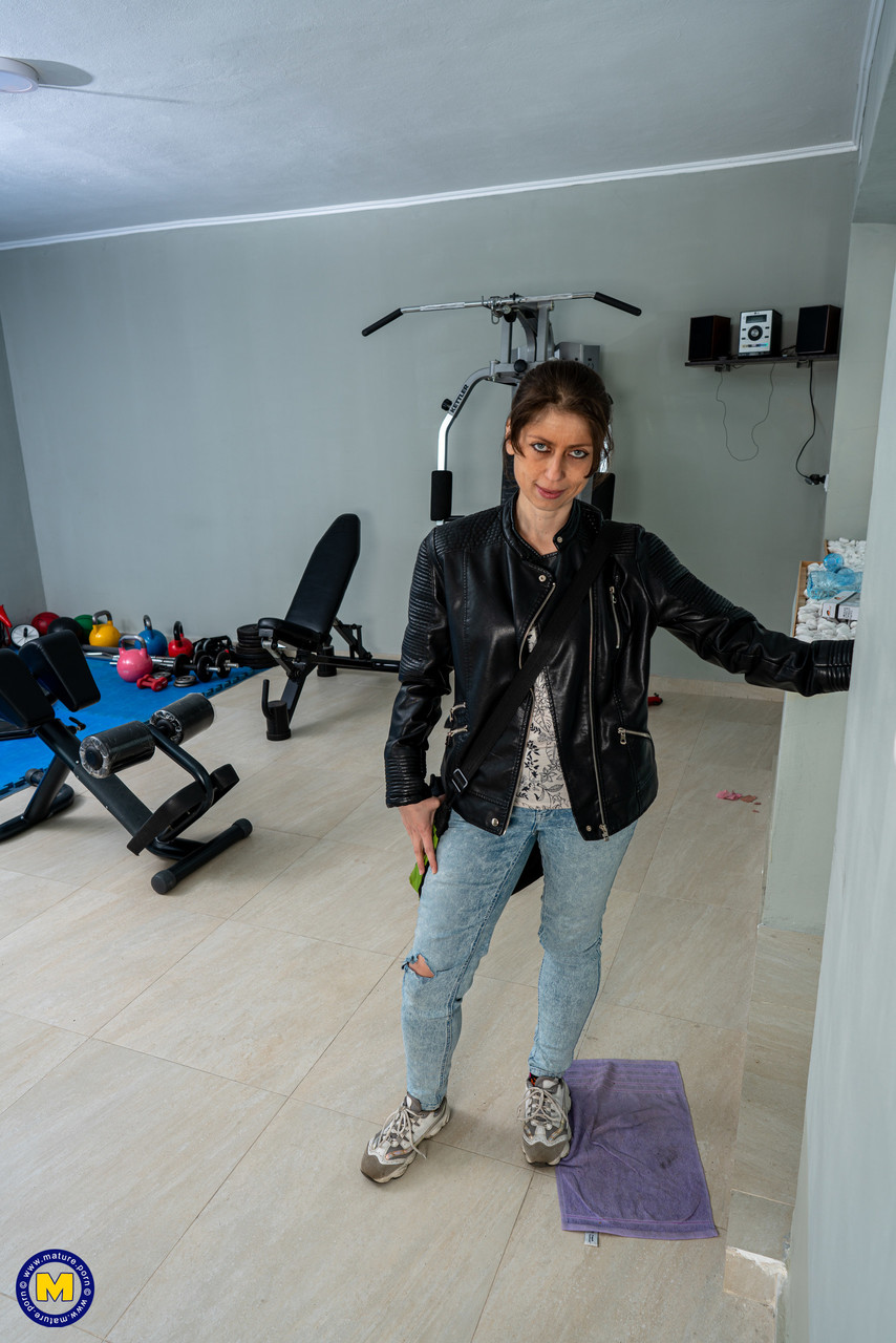 Старые И Молодые Лесбиянки Майя И Роксана Меняются Одеждой Вместе