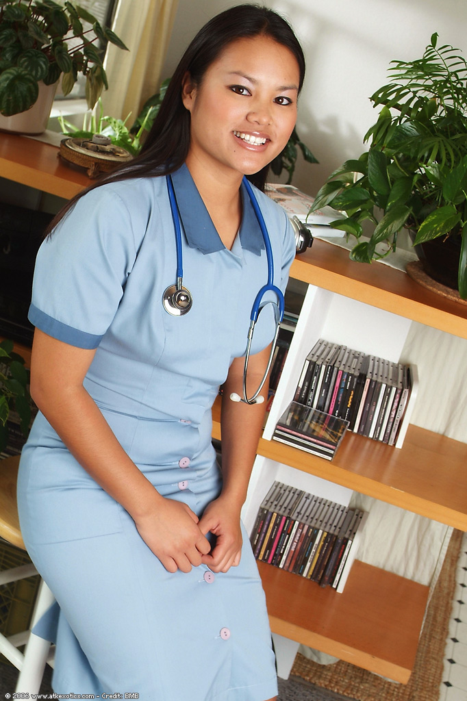 アジアの新人看護師の制服で小さな乳首と剃毛した膣を露出