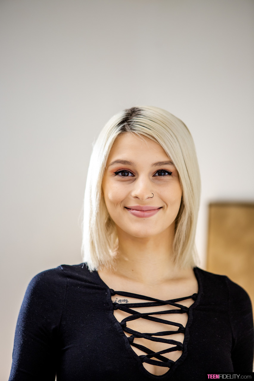 クリスティ・ホワイト ティーン ポルノスター スリムな体型と美味しいお尻を披露