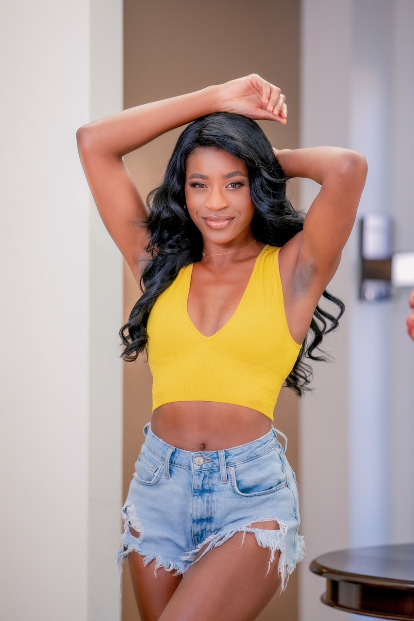 エボニー・ニコール・キットが白人の義父と異人種間セックスをする