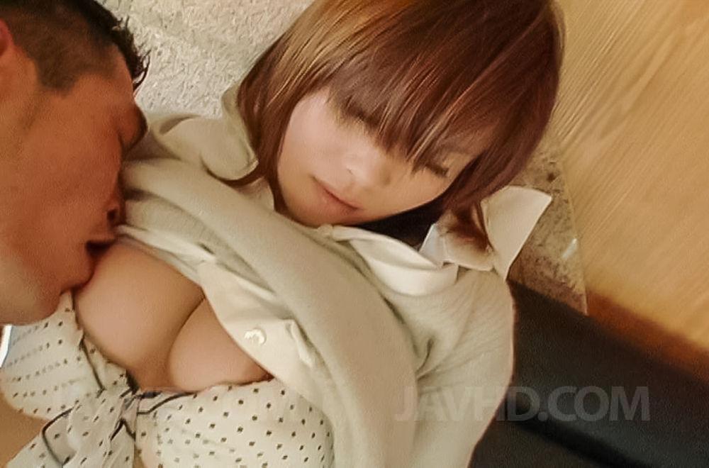 الفتاة اليابانية مانيكا في الأصفاد تمارس الجنس مع صديقها الرجل