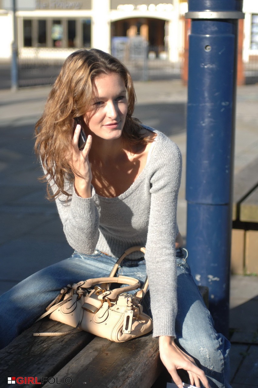 ميلف وحيدة نيكالا ستوت تخلع سترتها بعد الوجبة