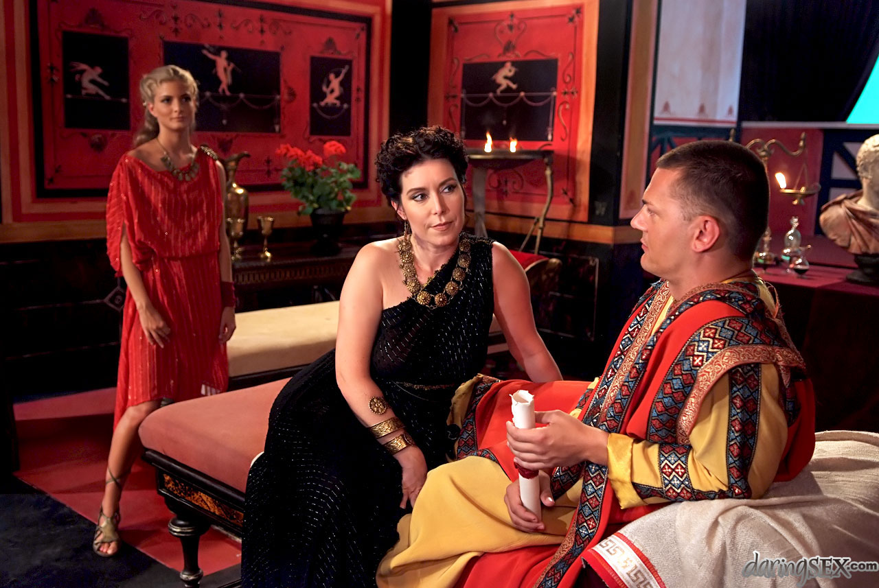 巨乳のブルネット熟女が既婚男性とセックス後に口内射精される