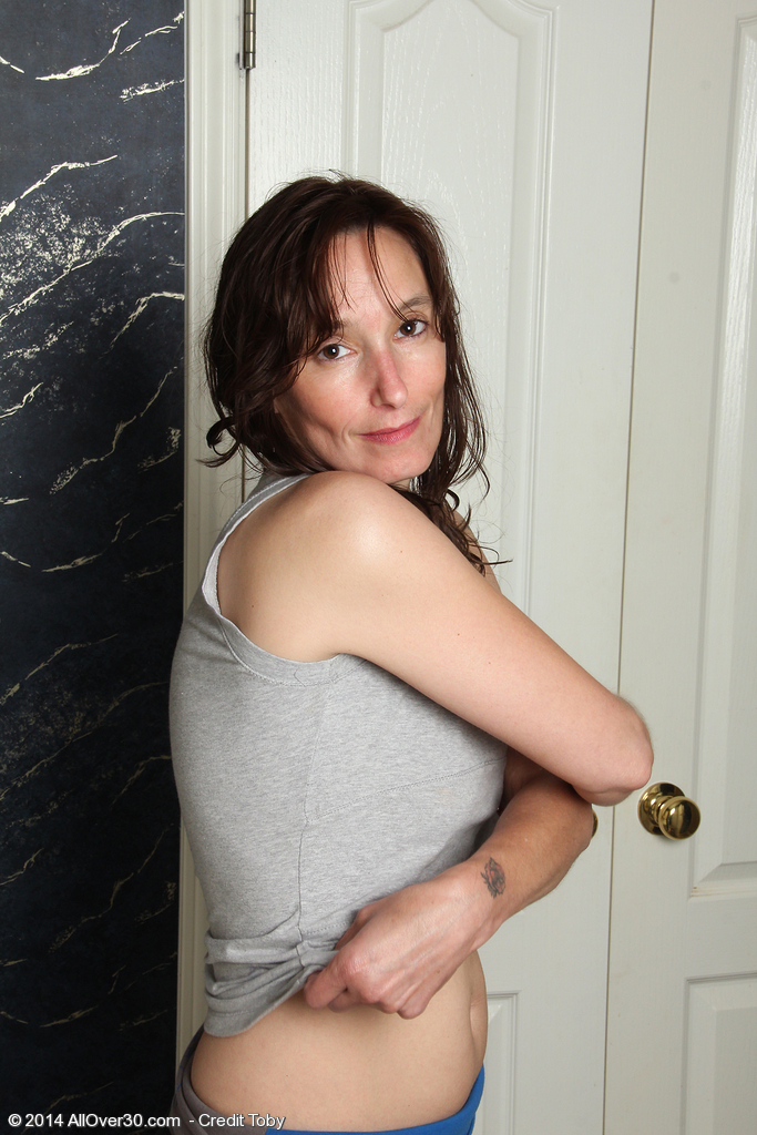 सेलस्टे कार्पेंटर बबल बाथ से पहले कपड़े उतारती है