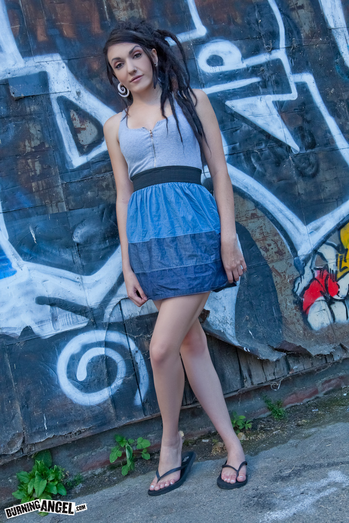 शरारती गरम लड़की बाहर स्तन दिखाते हुए और चूत के होंठ फैलाते हुए