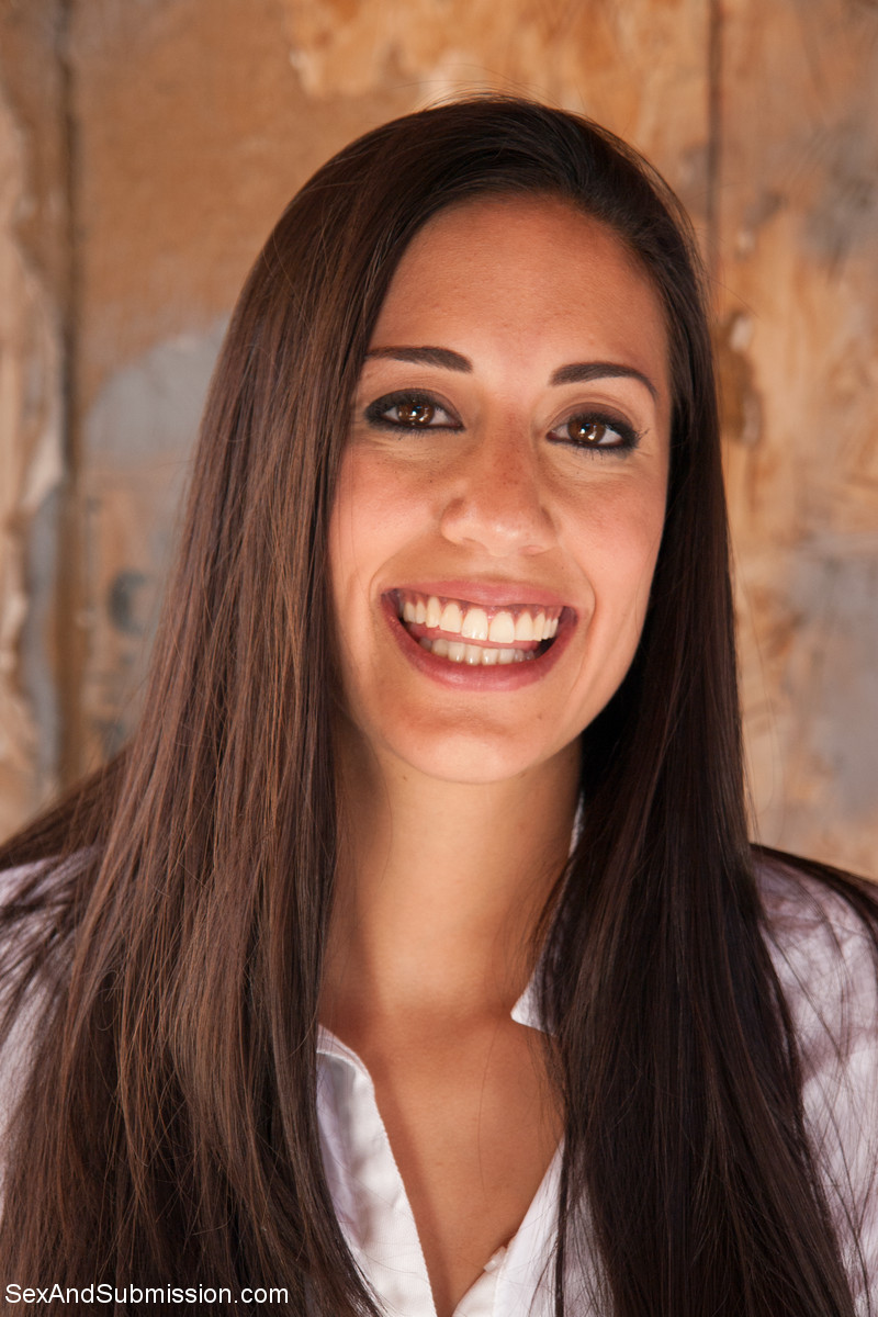 黒髪の軍隊美女ケイシー・カルバートとライラ・ストームがおっぱいを見せる