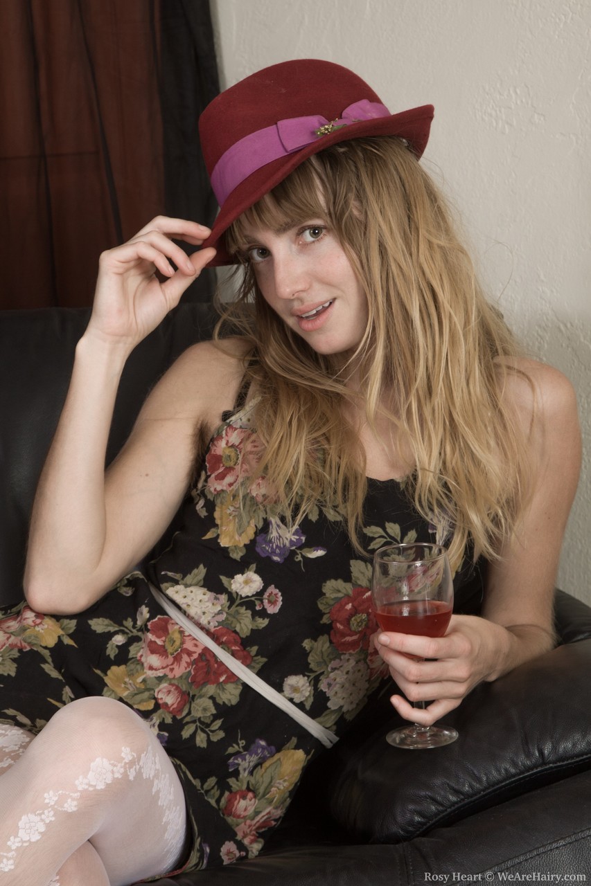 美しい十代の薔薇心が熱いランジェリーを脱ぎ、茂みのクロッチを見せびらかす