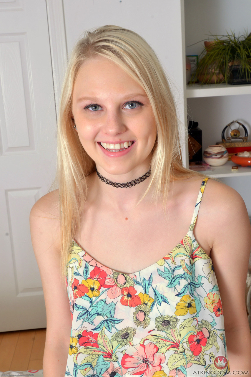 かわいい金髪のリリー・レイダーが近距離で彼女のアットホームな毛のあるマンコを広げる