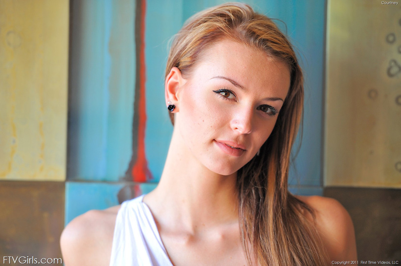 美脚の美女が野外で披露