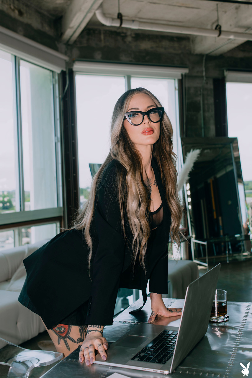 Гламурная Красотка Пейджимейз Показывает Прекрасные Сиськи В Сексуальном Стриптизе