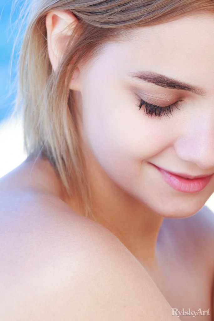 金髪ティーン・シャネル・フェンのオーシャンサイド・ヌード・モデリング