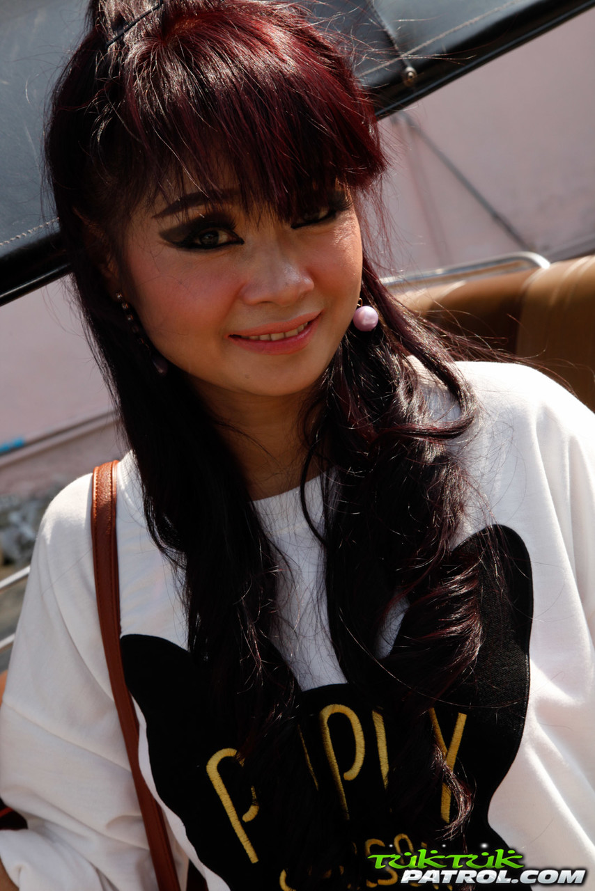 فحل مجهز يدقّ أمًّا جذابة بعد أن تمتصّ زبه الكبير