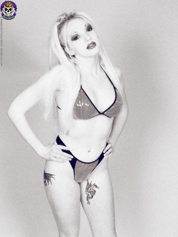 金发熟女卡莉·福特脱比基尼时吐舌头