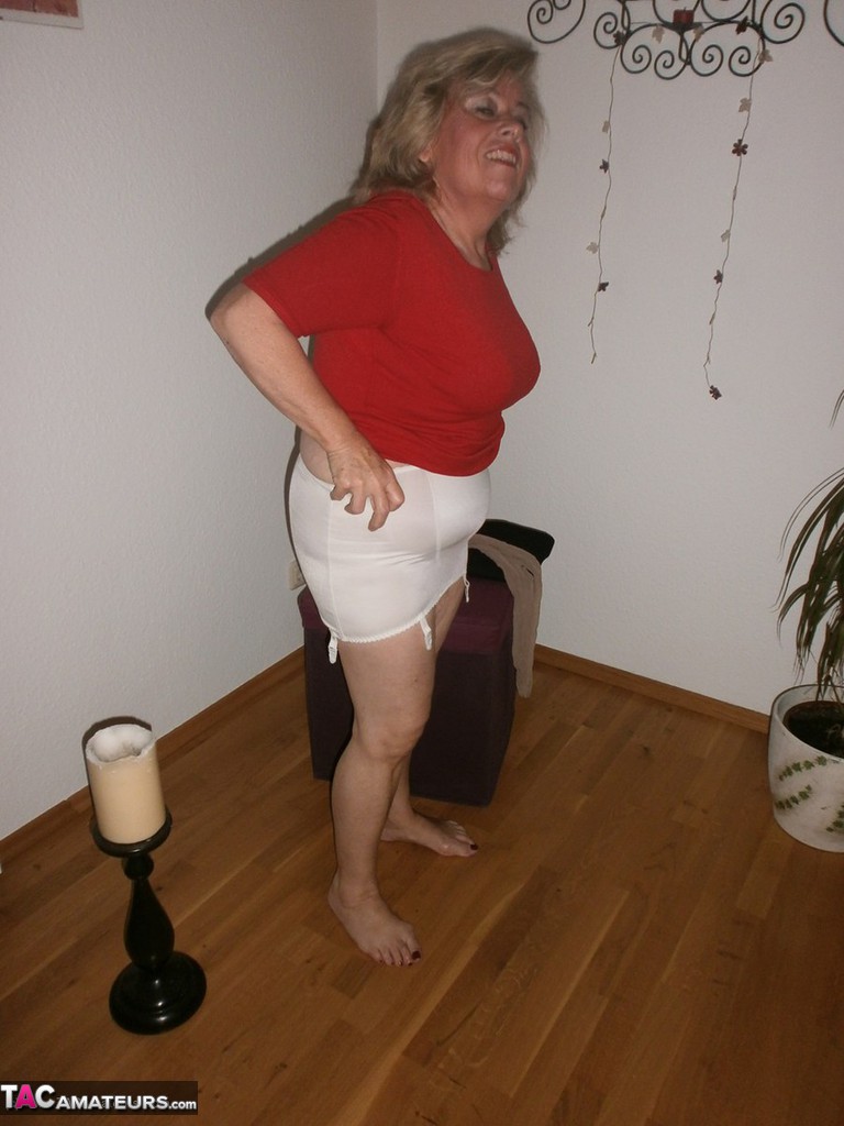 Caro, Femme Amateur Âgée, Joue Avec Ses Seins Et Sa Chatte En Bas Et Talons Rouges