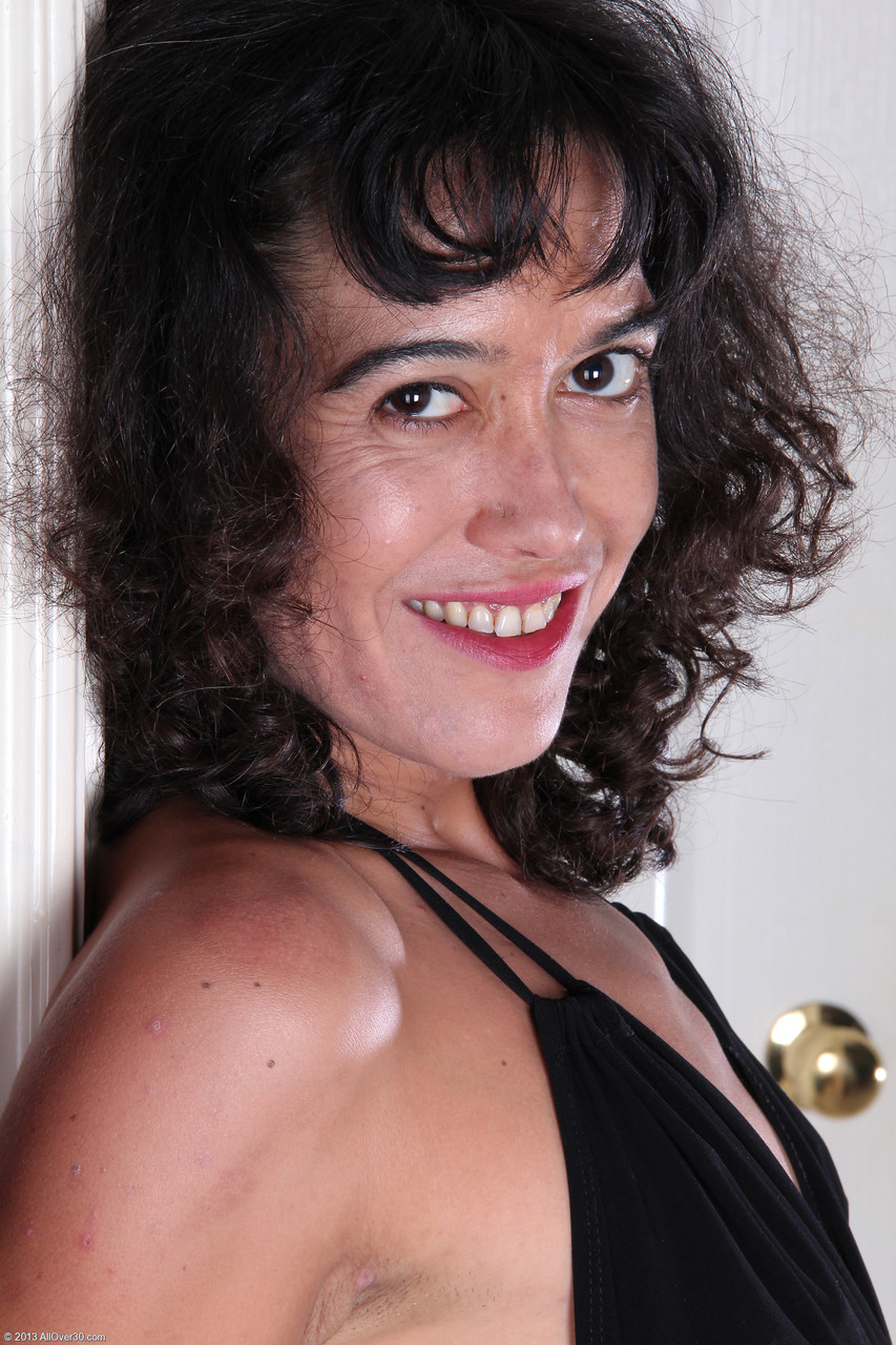 可愛的素人媽媽 Echo 炫耀小乳房並觸摸修剪過的陰部