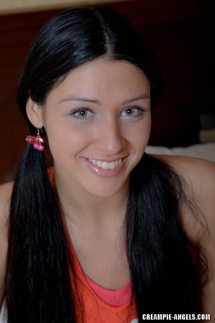 شابة ساخنة إليزابيث تحصل على شقها مدفوعاً وملقى