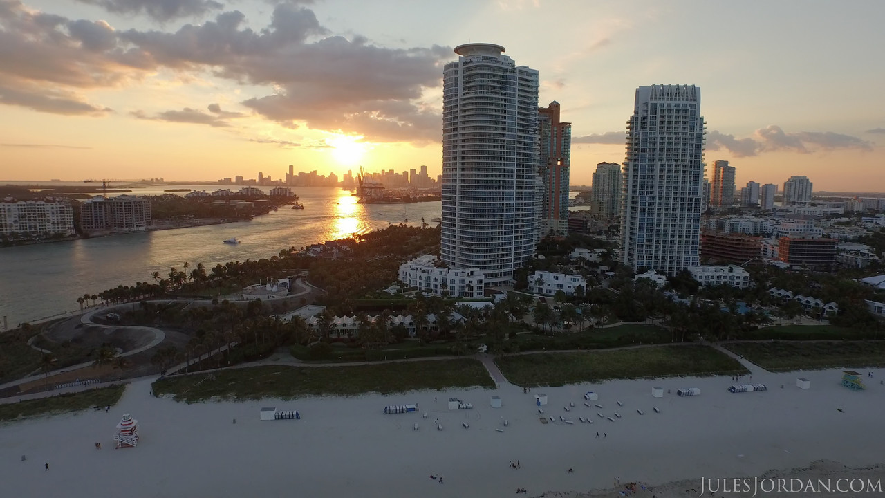 अलेक्सिस टेक्सास बबल बट पिंक लेगिंग्स में चोदा गया और फेशियल