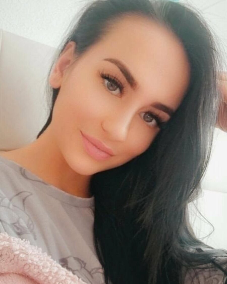 Green-Eyed Amateur Babe Lola Candy Shows Cleavage And Ass In Compilation