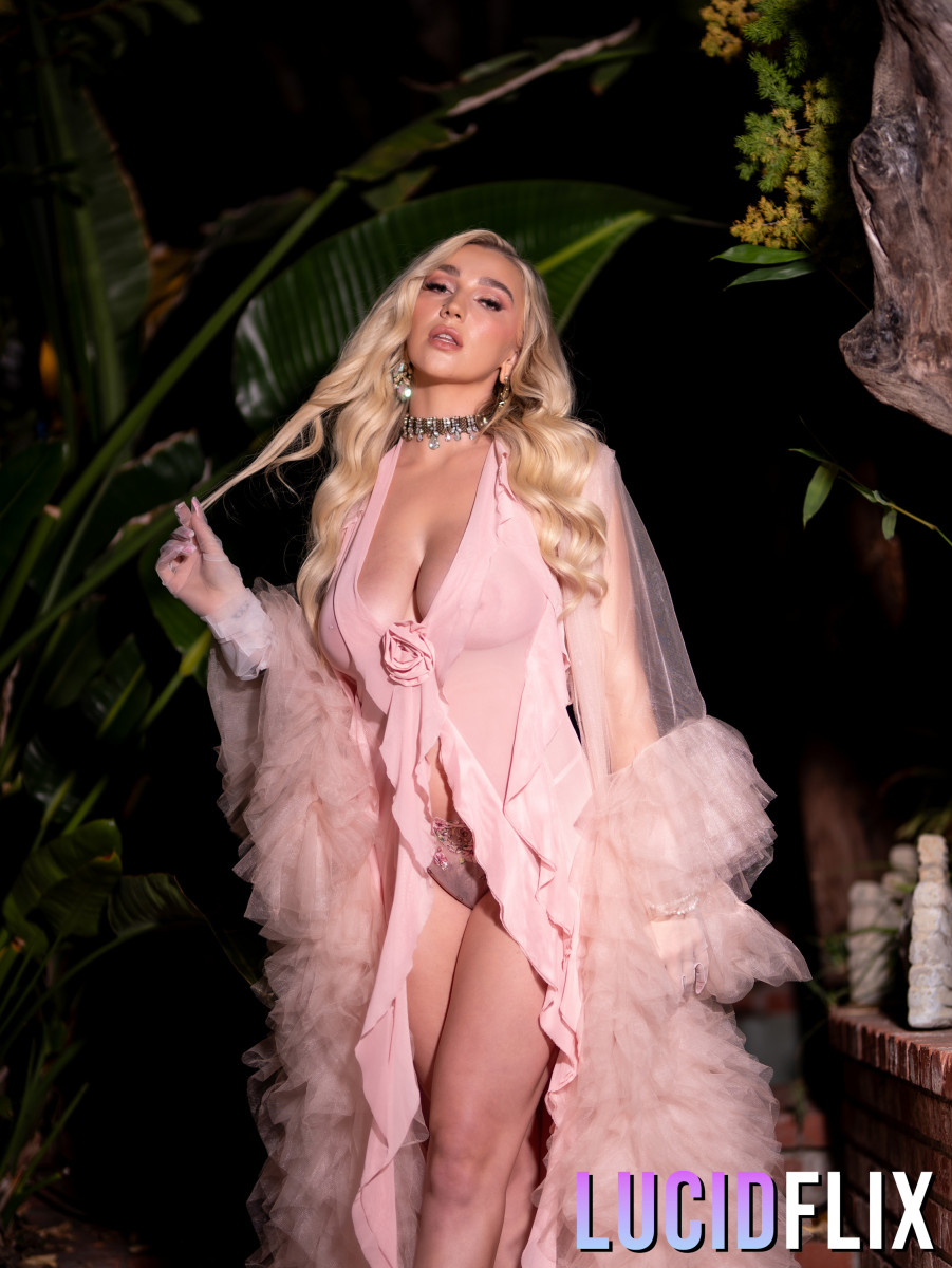 金发少女肯德拉·桑德兰性爱前独奏