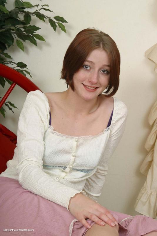 Молодая Рыжеволосая Мисти Демонстрирует Свою Сексуальную Попку, Затем Играет С Своею Бритой Пиздой