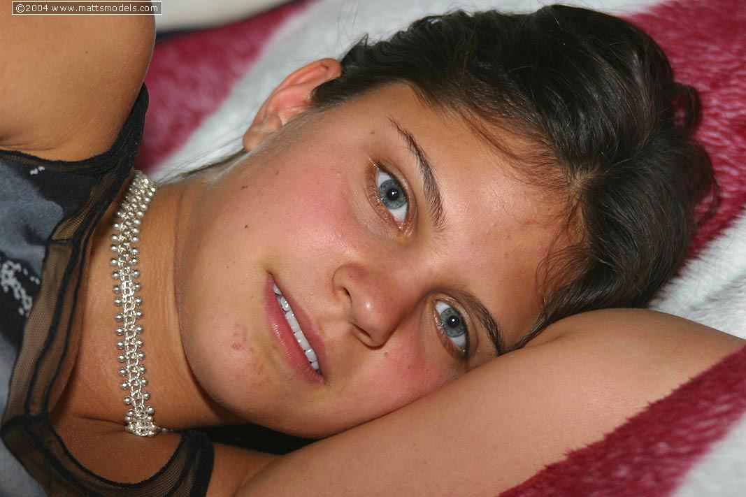 مراهقة مصّة الإبهام لأول مرة تكشف عن شعرها المشذوب عاريًا