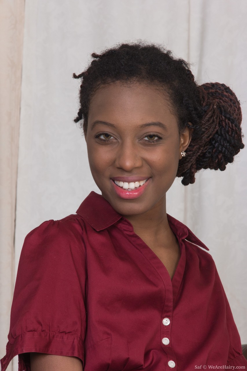 Mince Ébène Écolière Saf Montre Son Noir Poilu Loup Coochie