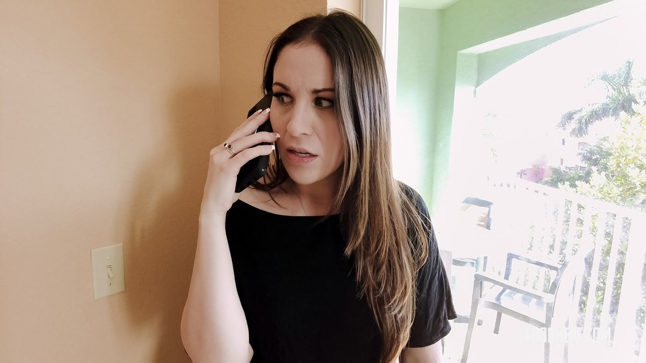 英国熟女科里·蔡斯和艾米·剑桥摘下面具进行女同性恋三人行