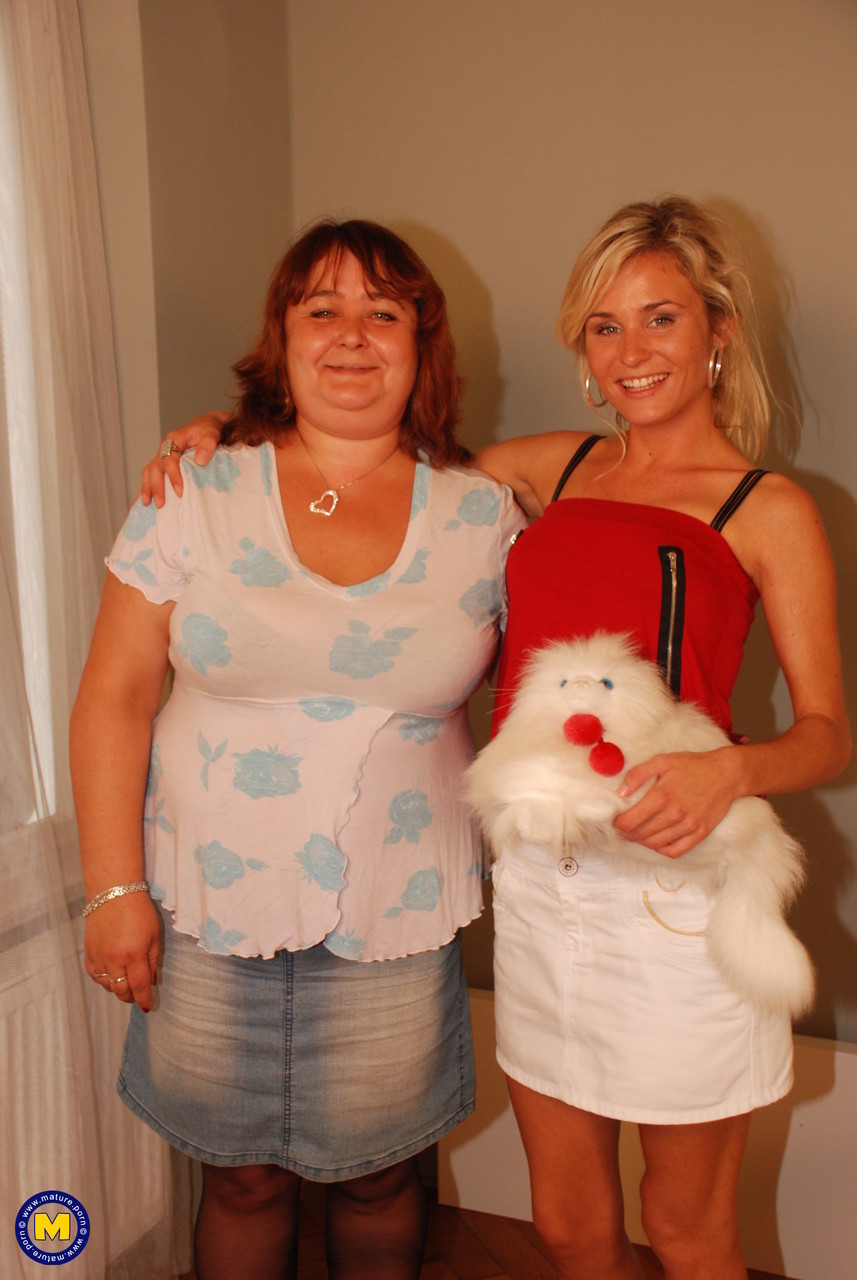 Худая Блондинка Сона И Толстая Мама Бабетта Трахаются Страпоном