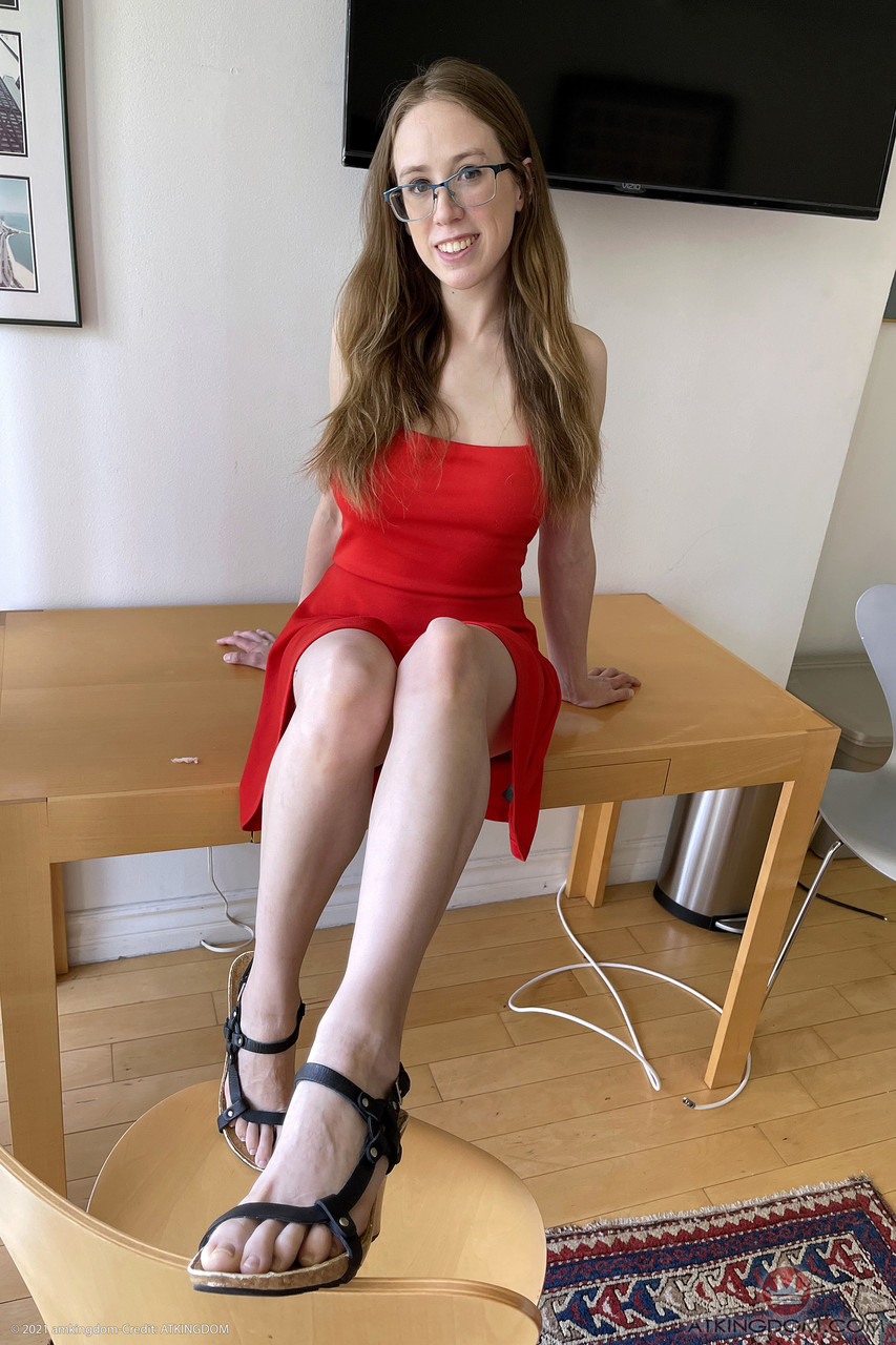 नज़दीक से : नर्डी बेब जैकी हॉफ़ बड़े स्तन दिखाती है और फैला हुआ गुदा फैलाती है