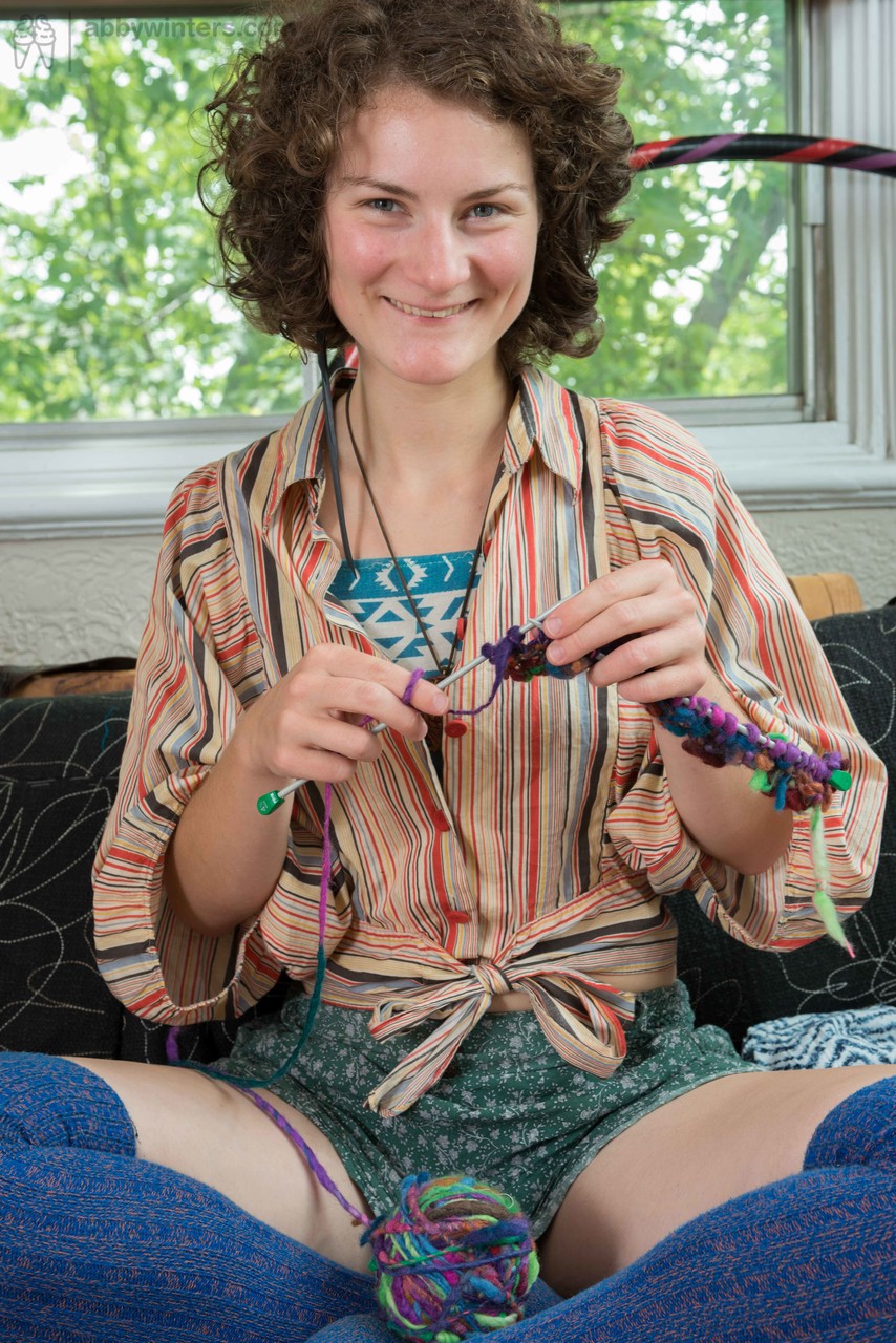 छोटी हिप्पी रोस्लिन कपड़े उतारती है और हल्के बालों वाली योनि दिखाती है